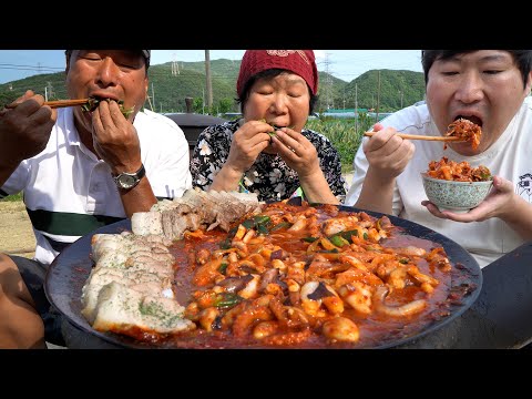 낙지보쌈 매콤한 낙지볶음에 잘 삶은 보쌈의 조합 Stir fried small octopus Boiled