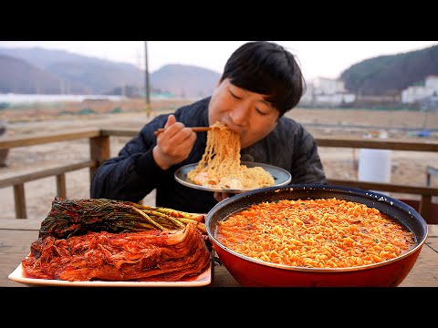 진라면 매운맛 5봉에 계란 5개 파김치와 김치에 밥까지 말아 후루룩 Spicy instant noodles