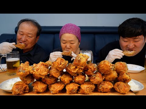 가마솥에 튀긴 닭다리와 마늘 소스 맥주까지 치맥 한 잔 Fried chicken drumsticks