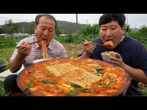 솥뚜껑에 끓여 더 맛있는 돼지고기 김치찌개 라면사리까지 Pork and Kimchi Stew 요리 먹방
