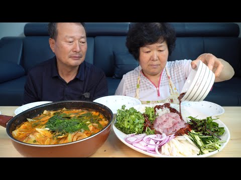 싱싱한 횟감으로 비벼 먹는 횟밥과 매운탕 Mixed rice with raw fish Spicy fish