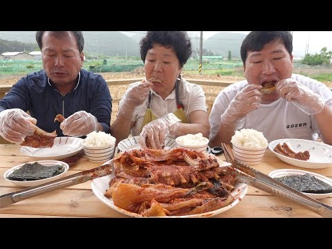 가마솥에 푹 익힌 묵은지 등갈비찜 Braised pork back ribs with ripened