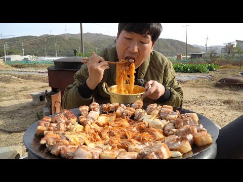 두껍게 썬 숙성 삼겹살과 비빔면 의 찰떡궁합 Samgyeopsal Spicy Bibim noodles 요리