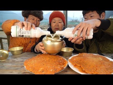 추적추적 비 올 땐 지글지글 김치전과 막걸리 한 잔 Kimchi Pancake Makgeolli 요리 먹방