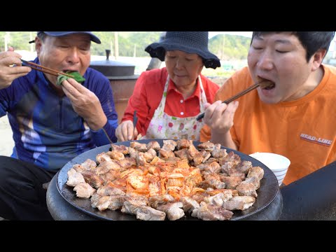 두툼하게 썬 솥뚜껑 숙성 생목살 구이 Mature Pork Neck on a cauldron lid 요리