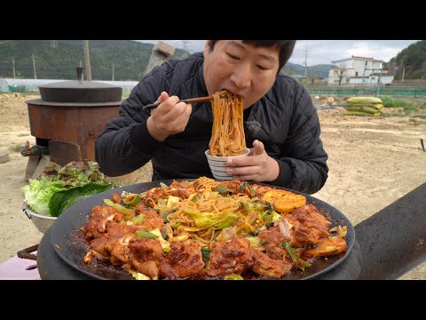 쫄깃한 쫄면과 부드러운 닭갈비를 솥뚜껑에 볶아 만든 요리 Dak galbi spicy stir fried