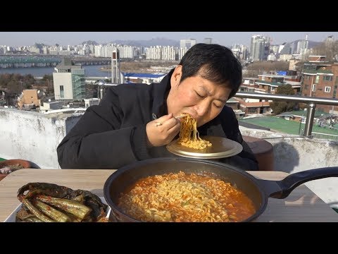 오래간만에 서울 옥탑에서 먹는 꽃게탕면 Kkotge tang myeon 먹방 Mukbang eating