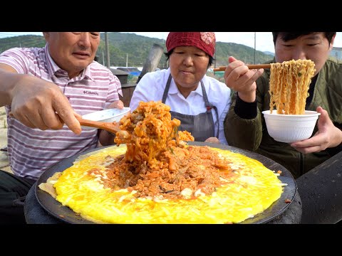 김치볶음밥 계란 치즈를 둘러친 솥뚜껑 김치볶음밥 Kimchi Fried Rice with egg