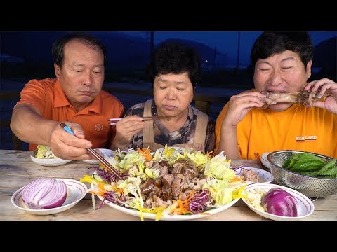 가마솥에 푹 삶은 족발과 소스로 버무린 야채들 냉채족발 Chilled pigs feet salad 요리