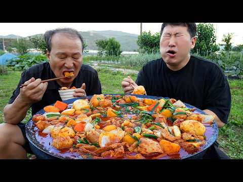 순살 닭도리탕에 쫄깃하게 구운 곱창 대창 넣은 솥뚜껑 곱도리탕 Chicken stew with