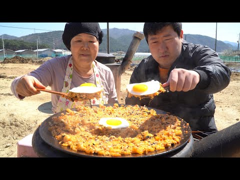 아삭한 깍두기로 볶음밥을 솥뚜껑 깍두기볶음밥 Fried rice with kkakdugi 요리 먹방