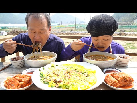 토종닭 넣어 푹 끓인 닭개장과 오징어 굴 파전 Spicy Chicken Soup Seafood