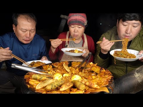 김말이와 만두까지 튀겨넣은 솥뚜껑 떡볶이 Tteok bokki Stir fried Rice Cake 요리
