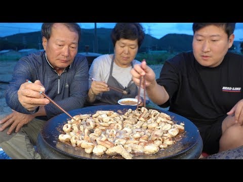 솥뚜껑에 지글지글 구운 막창구이 Grilled pork entrails 요리 먹방 Mukbang
