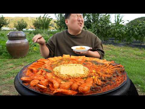 각종 햄과 버섯 두부 가 득 솥뚜껑 부대찌개 라면 사리까지 Budae Jjigae Sausage stew