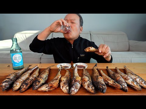 숯불에 직화로 구운 알이 가득한 제철 도루묵에 소주 한 잔 Charcoal grilled Sailfin