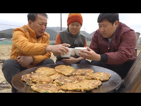 우중충한 날씨엔 막걸리 한 잔과 빈대떡 Bindae tteok mung bean pancake 요리 먹방