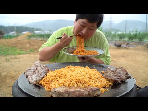 스테이크와 함께 먹는 솥뚜껑 불닭볶음면 Hot spicy chicken flavor ramen with
