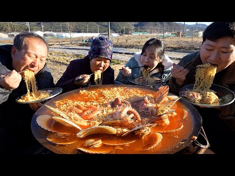 해물라면 시장에서 사온 싱싱한 조개와 새우 낙지 듬뿍 넣은 솥뚜껑 해물 라면 Spicy Seafood