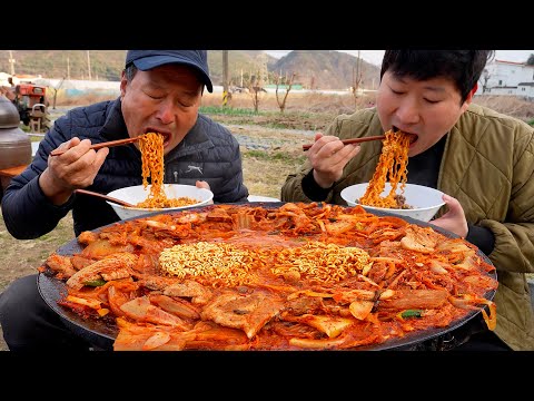 두툼한 목살과 맛있는 김치를 푹 끓인 솥뚜껑 김치찌개에 라면사리로 마무리 Kimchi and pork