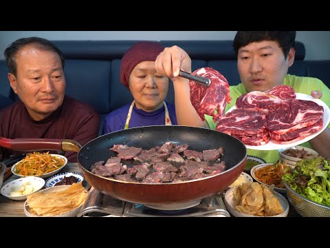 오늘 잡은 신선한 한우 등심 구이와 잘 익은 김치 한 쌈 Grilled Korean beef sirloin