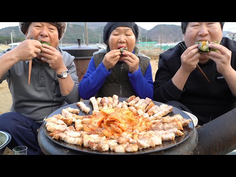 삼삼데이를 맞아 솥뚜껑에 구워먹는 숙성삼겹살 Samgyeopsal Kimchi on a cauldron
