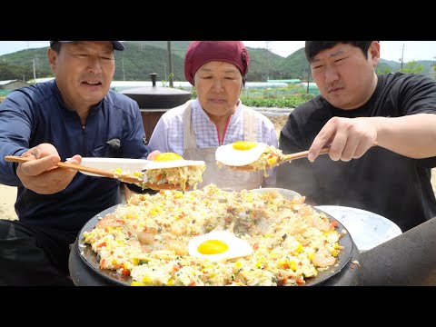 바지락 새우 가득 넣은 솥뚜껑 해물 볶음밥 Seafood Fried Rice on a cauldron