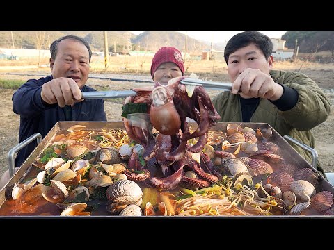 각종 조개와 문어 전복 고둥 싱싱한 해산물 가득 넣은 시원한 해물탕 Seafood soup 요리 먹방