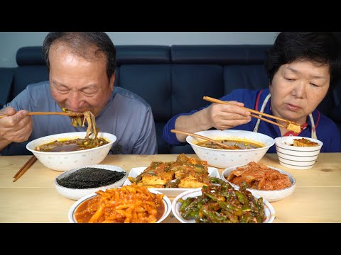 얼큰한 가마솥 육개장과 밥도둑 반찬들 두부조림 더덕무침 꽈리고추무침 Yukgaejang Spicy Beef