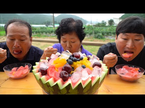 통수박에 각종 과일 시원한 얼음 띄운 수박 화채 Watermelon salad with various