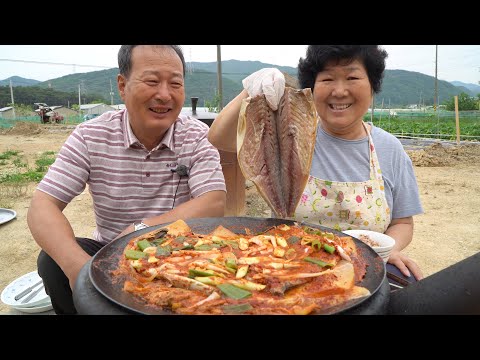 밥도둑 묵은지와 고등어가 만난 솥뚜껑 묵은지 고등어찜 Braised Ripe Kimchi and