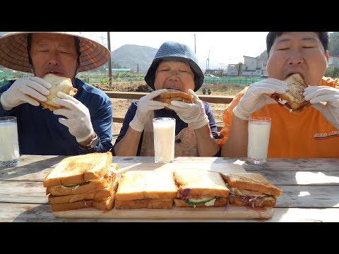 햄 계란 야채에다 각종 잼 듬뿍 발라 만든 토스트 Toast with a variety of