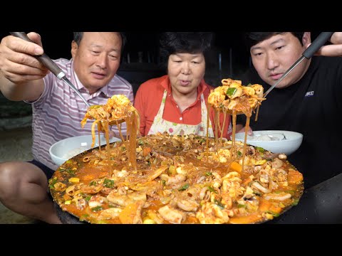 부산 유명음식 낙곱새를 솥뚜껑에서 직접 Nak Gop Sae small octopus tripe and