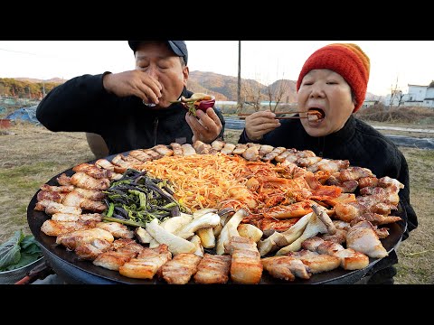 오랜만에 먹는 솥뚜껑 삼겹 한 판 고사리에 콩나물 버섯 김치까지 푸짐한 한 판 Cauldron lid