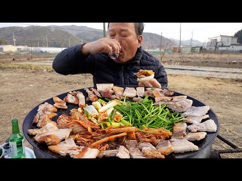 아삭한 미나리와 김치 넣은 솥뚜껑 삼겹살에 혼술 한 잔 Samgyeopsal with Minari