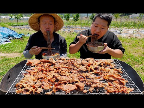 화끈하게 매운 칡냉면에 숯불에 구운 석쇠불고기의 맛있는 조합 Cold arrowroot noodles