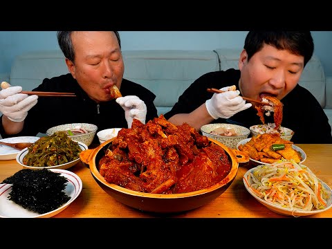 묵은지 넣은 부드러운 등갈비찜과 오징어국 각종 밥도둑 반찬들까지 Steamed bark ribs with