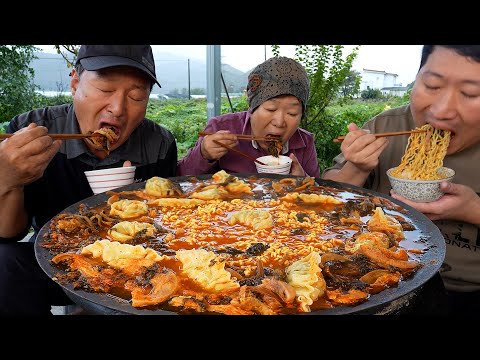 집에서 내장탕을 간단하게 먹을 수 있는 깔끔한 사골내장탕 만두까지 듬뿍 Beef offal soup in