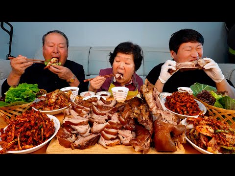 가마솥에 직접 삶은 때깔 좋은 족발과 갓 담근 겉절이 무말랭이무침 Jokbal Pig s feet