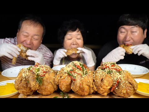 잘 튀긴 가마솥 통닭에 간장양념 듬뿍뿌린 간장통닭 Soy Sauce Chicken cooked in a