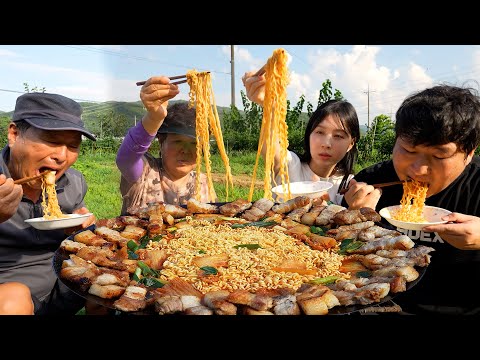 삼겹살에 김치전골 라면까지 솥뚜껑에 한 판 가득 Samgyeopsal Kimchi Instant