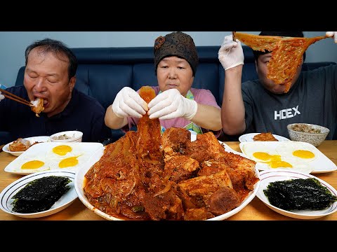 김치찜 큼직하게 썬 돼지고기와 묵은지로 가마솥에 푹 끓인 돼지고기 김치찜 Braised Kimchi
