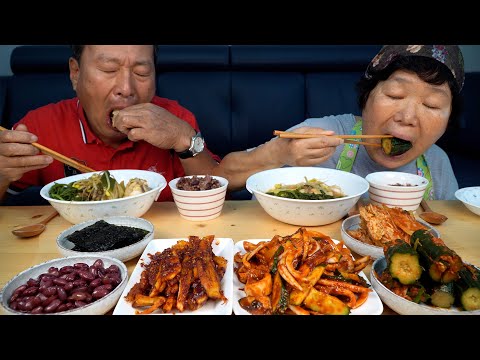수확한 콩으로 만든 콩자반과 더덕구이 오징어 무침까지 Cooked beans Seasoned squid