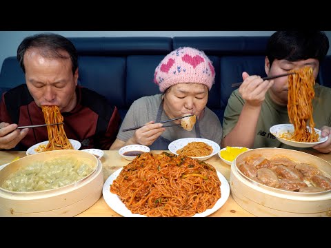 새로 산 찜기로 만든 고기 김치 만두와 매콤 비빔국수 Bibim spicy noodles Mandu 요리