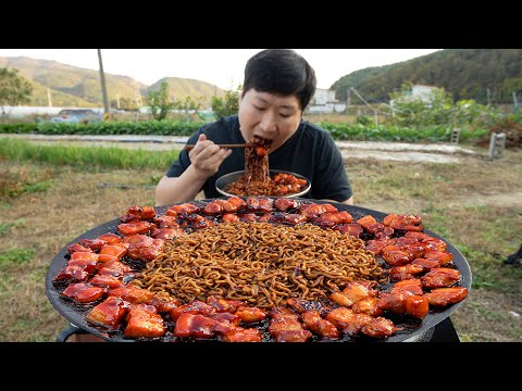불닭소스로 맛있게 구운 불닭삼겹살과 짜파게티의 조합 Hot spicy Samgyeopsal