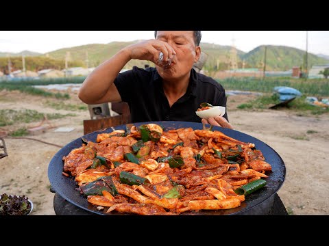 맛있게 볶은 오징어와 돼지고기의 완벽한 조합에다 혼술 한 잔 Stir fried pork and squid