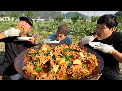 감자와 감자 솥뚜껑에 맛있게 끓인 감자탕 Pork backbone stew 요리 먹방 Mukbang