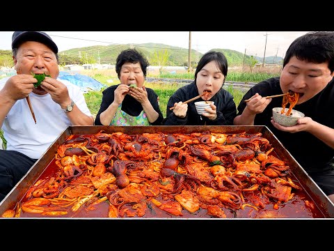 알이 가득 쭈꾸미와 우동사리 가득 넣은 쭈꾸미 삼겹살 Stir fried webfoot octopus