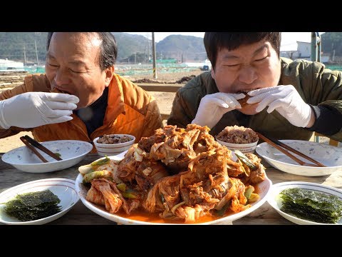 묵은지에 등뼈 가득 넣어 가마솥 묵은지등뼈찜 Braised Pork back bone with aged