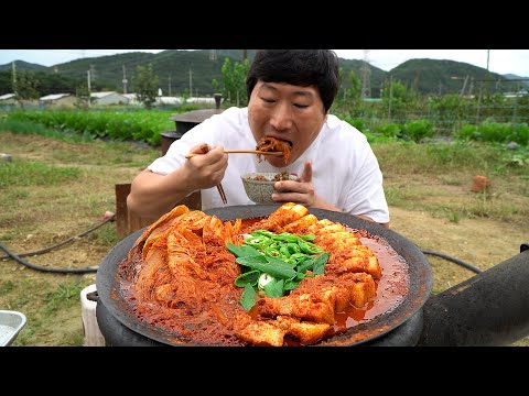 잘 익은 묵은지와 통삼겹 넣어 만든 밥도둑 묵은지 통삼겹찜 Braised Samgyeopsal and